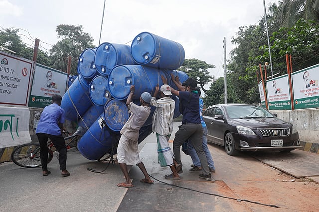 খালি তেলের ড্রাম কারওয়ান বাজার থেকে কিনে সদরঘাট নিয়ে যাওয়ার পথে রাস্তার খানাখন্দে ভ্যানটি উল্টে পড়ে। ঢাকা বিশ্ববিদ্যালয়, টিএসসি,৩ জুলাই। ছবি: আশরাফুল আলম
