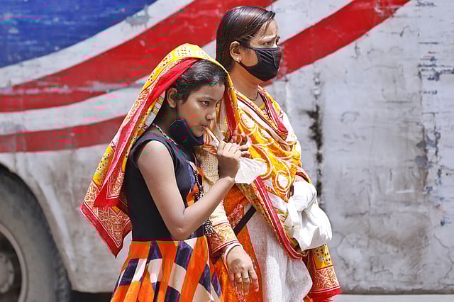তীব্র গরমে অতিষ্ঠ জনজীবন। গরম থেকে রেহাই পেতে এই শিশুটি খোলা জায়গায় স্বাস্থ্যবিধি না মেনে কোমল পানীয় পান করছে। লক্ষ্মীবাজার, ঢাকা, ৩ জুলাই। ছবি: দীপু মালাকার