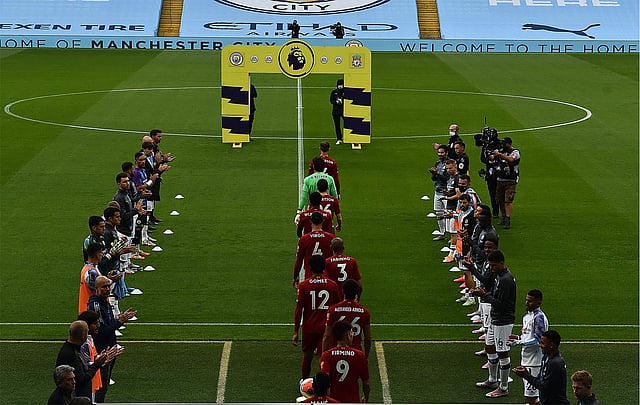 চ্যাম্পিয়ন লিভারপুলকে গার্ড অব অনার দিচ্ছে ম্যানচেস্টার সিটি। ছবি: প্রিমিয়ার লিগ টুইটার