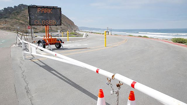 স্বাধীনতা দিবসের আয়োজনে অসংখ্য মানুষের জমায়েত হবে। আর এখান থেকেই করোনা সংক্রমণ ছড়াতে পারে—এই আশঙ্কায় ক্যালিফোর্নিয়ার সান দিয়েগোতে টরে পাইনস স্টেট পার্ক বন্ধ করে দেওয়া হয়েছে। ছবি: রয়টার্স