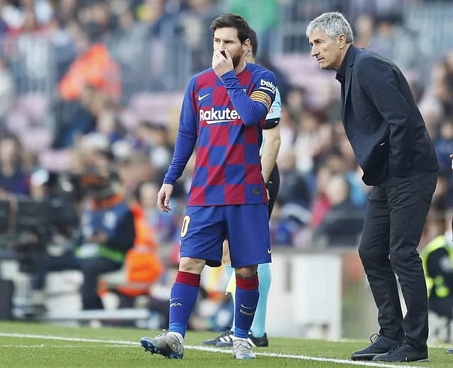 বার্সা কোচ সেতিয়েনের সঙ্গে মেসি। ফাইল ছবি