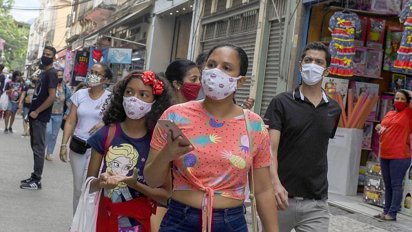 রিও ডি জেনিরোতে করোোভাইরাস-সংক্রান্ত বিধিনিষেধ শিথিল করায় মানুষ মাস্ক পরে বেরিয়েছে। ছবি: রয়টার্স