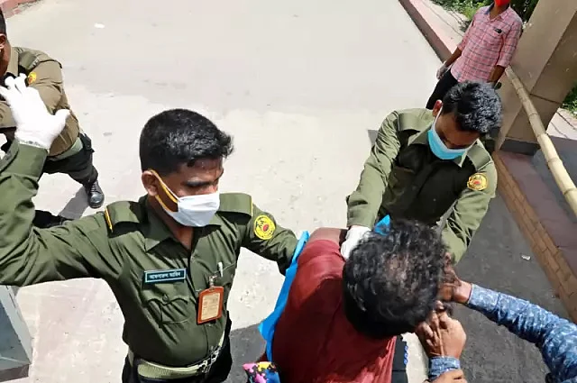ছবি তুলতে গেলে ফটো সাংবাদিকদের ওপর চড়াও হন এক আনসার সদস্য। ছবি: সংগৃহীত