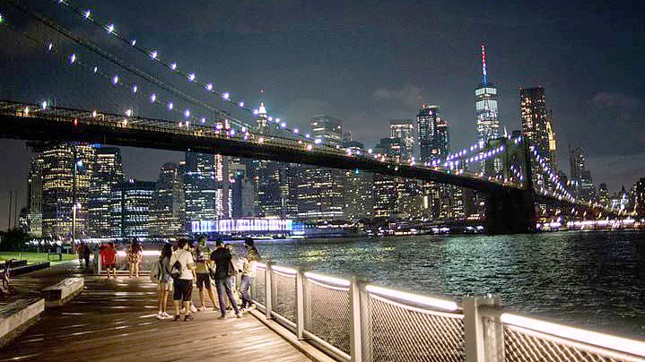 স্বাধীনতা দিবস উদ্যাপনের আতশবাজি দেখতে ব্রুকলিন বরোতে ভিড় জমিয়েছেন নাগরিকেরা। ছবি: রয়টার্স