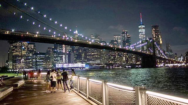 স্বাধীনতা দিবস উদ্‌যাপনের আতশবাজি দেখতে ব্রুকলিন বরোতে ভিড় জমিয়েছেন নাগরিকেরা। ছবি: রয়টার্স