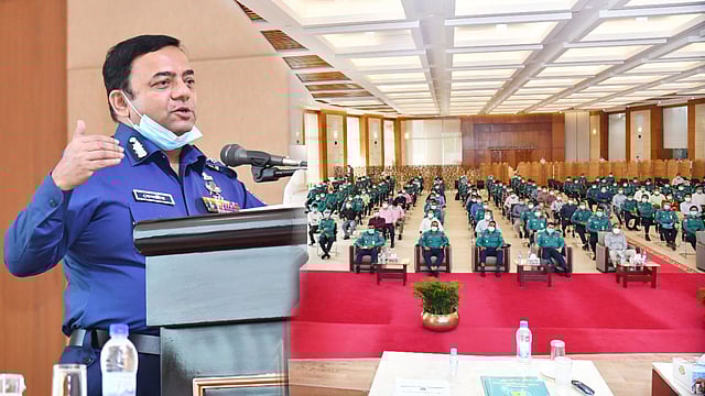 ডিএমপির বিশেষ অপরাধ ও আইন-শৃঙ্খলা সংক্রান্ত সভায় বক্তব্য দেন আইজিপি বেনজীর আহমেদ। ছবি: পুলিশ সদরদপ্তর