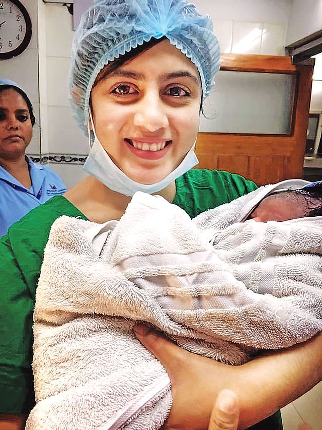 মনে ভয় থাকলেও হাসিমুখে দায়িত্ব পালন করেন গুলশানা আক্তার।  ছবি: সংগৃহীত