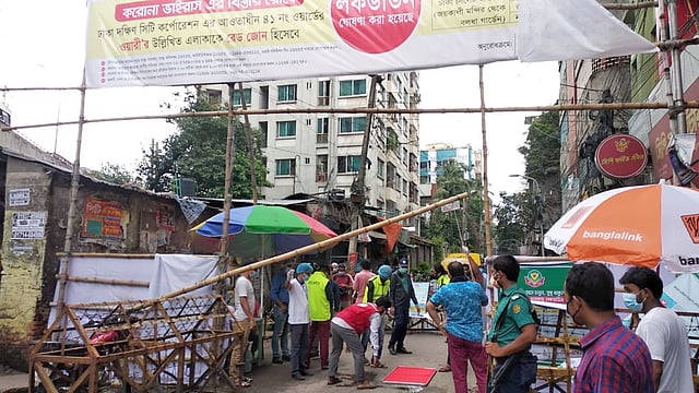 রাজাবাজারে লকডাউনের পর রাজধানীর ওয়ারীতে শুরু হয়েছে লকডাউন। ছবি: মাসুম আলী