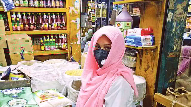 করোনাভাইরাসের ভয়ে ঘরে বসে থাকার উপায় নেই এঞ্জেলা সিজুকার।  ছবি সংগৃহীত