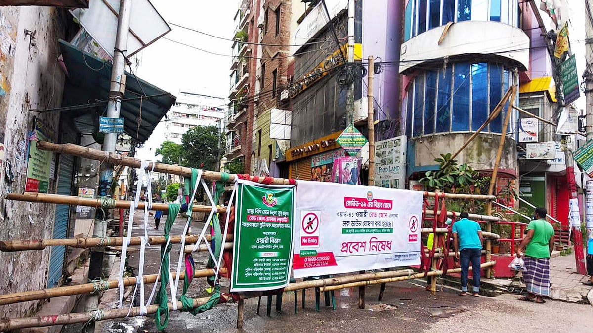 রাজাবাজারে লকডাউনের পর রাজধানীর ওয়ারীতে শুরু হয়েছে লকডাউন। ছবি: মাসুম আলী