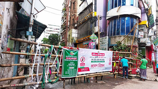রাজাবাজারে লকডাউনের পর রাজধানীর ওয়ারীতে শুরু হয়েছে লকডাউন। ছবি: মাসুম আলী