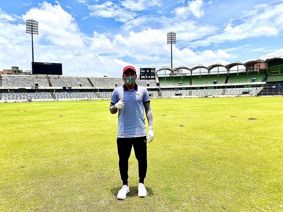 লম্বা বিরতিতে মিরপুর শেরেবাংলা স্টেডিয়ামে মুশফিকুর রহিম। ছবি: ফেসবুক