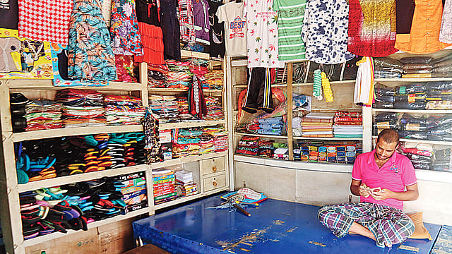 করোনাকালে দোকানে নেই বিকিকিনি। ক্রেতাশূন্য গ্রামীণবাজার। অলস সময় কাটাচ্ছেন এক ব্যবসায়ী। বৃহস্পতিবার সিলেটের দক্ষিণ সুরমার চৌধুরীবাজারে।  ছবি: প্রথম আলো