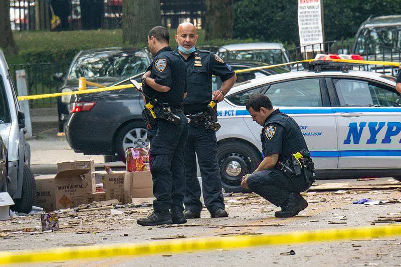 ম্যানহাটনের ৫৪৯ অ্যাকাডেমি স্ট্রিটে ৫ জুলাই গোলাগুলির ঘটনা ঘটে। এ ঘটনায় একজনকে গুরুতর অবস্থায় হাসপাতালে পাঠানো হয়েছে। পুলিশ ঘটনাস্থল ঘিরে রেখেছে। ছবি: সংগৃহীত