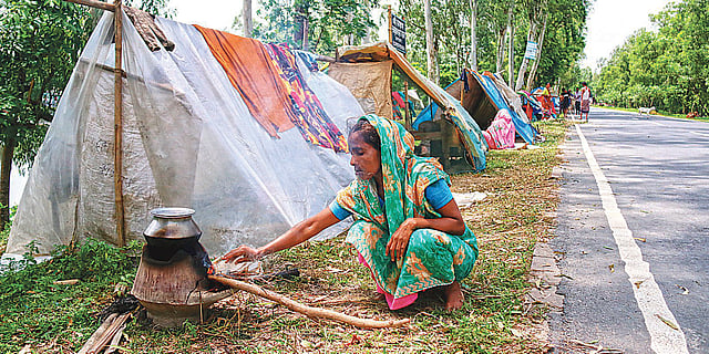 কুড়িগ্রামে বন্যায় ক্ষতিগ্রস্ত মানুষ আশ্রয় নিয়েছে সড়কের ধারে। মানবেতর জীবন যাপন করছে তারা। নেই পর্যাপ্ত ত্রাণের ব্যবস্থা। রোববার কুড়িগ্রাম সদরের ভোগডাঙ্গা ইউনিয়নের মাধবগ্রাম এলাকায়।  ছবি: মঈনুল ইসলাম