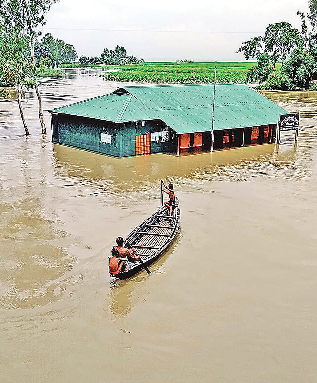 পানিতে ডুবে আছে বিদ্যালয়টি। শনিবার চিনাডুলী জামালপুরের ইসলামপুর উপজেলার সরকারি প্রাথমিক বিদ্যালয়ের সামনে।  ছবি: আব্দুল আজিজ