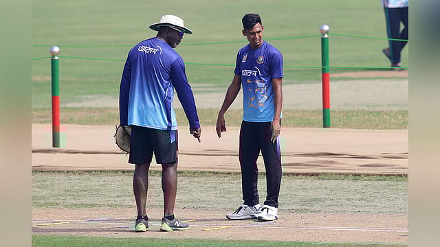 পেসারদের ফিটনেস ধরে রাখার পরামর্শ দিয়েছেন ওটিস গিবসন। প্রথম আলো ফাইল ছবি