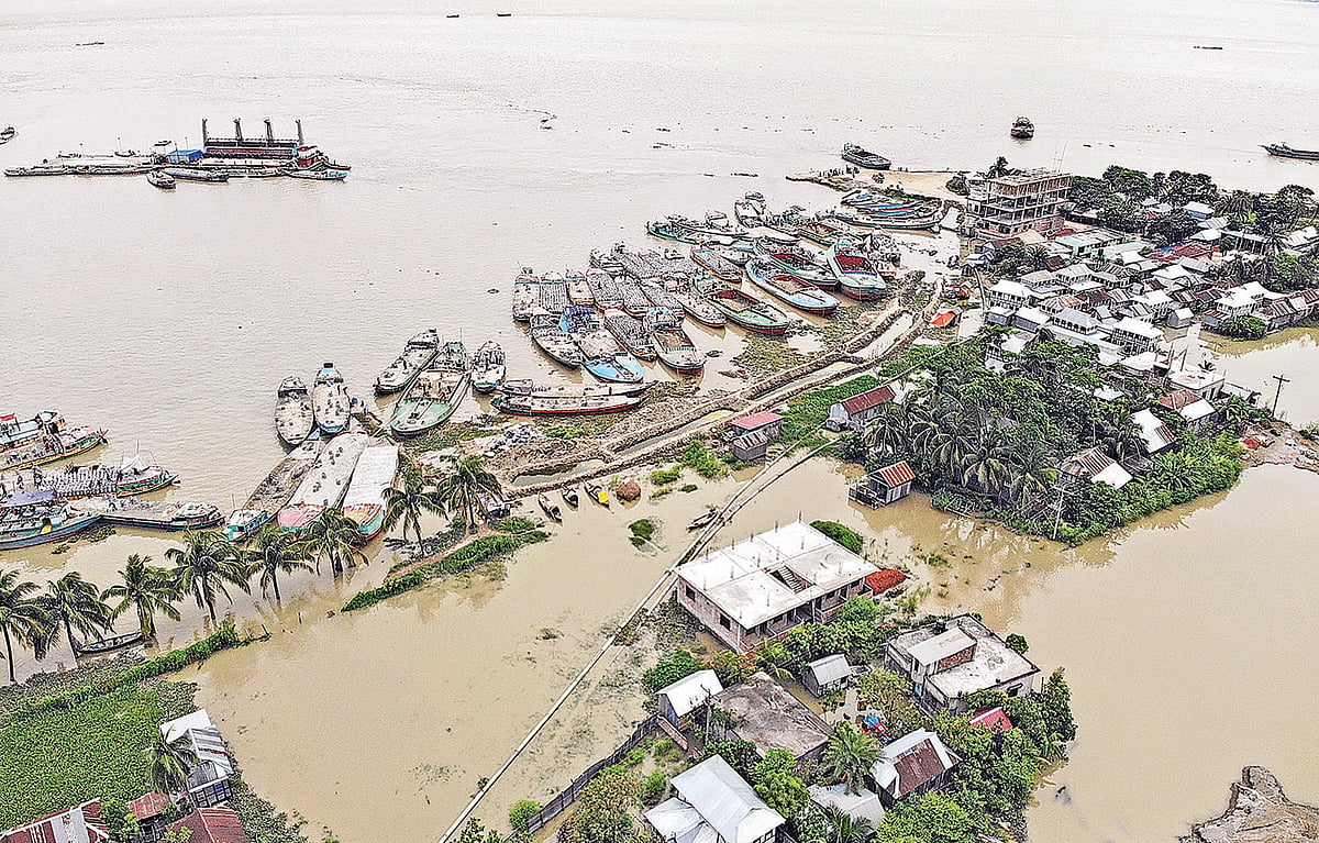 বন্যায় নদ-নদীর পানি বাড়ছে বিভিন্ন এলাকায়। নিম্নাঞ্চলগুলো ভেসে যাচ্ছে পানিতে। বসতঘরসহ চলাচলের সড়কগুলোতে পানি চলে এসেছে। দুর্ভোগে বন্যাকবলিত মানুষ। শনিবার মুন্সিগঞ্জের লৌহজংয়ের দক্ষিণ মেদিনীমণ্ডল এলাকায়।  ছবি: শুভ্র কান্তি দাশ
