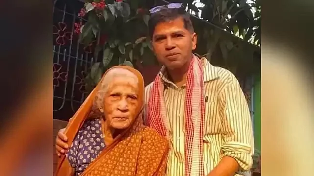 মায়ের সঙ্গে লেখক। ছবি: সংগৃহীত