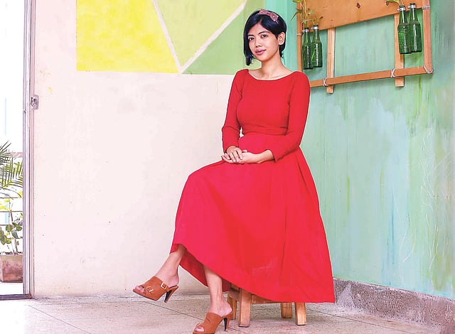 পুরোনো শাড়ি বা কাপড় কেটেই বানানো যাবে নতুন পোশাক। নিজের তৈরি পোশাকে মডেল হয়েছেন ডিজাইনার জাকিয়া ঊর্মি। ছবি: কবির হোসেন