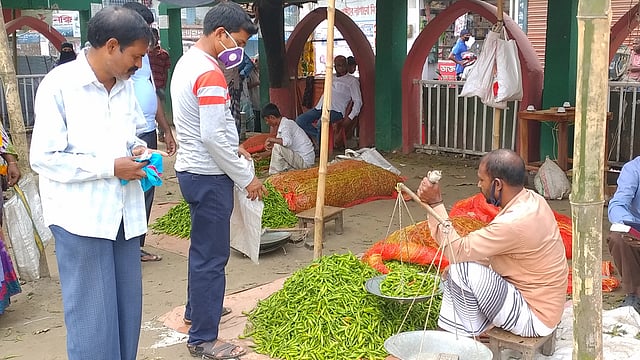 এক লাফে বেড়ে গেছে কাঁচা মরিচের দাম। ১০-১২ দিনের ব্যবধানে প্রতি কেজি মরিচের দাম ৭০ থেকে ৮০ টাকা পর্যন্ত বেড়েছে। পৌরশহর পাইকারি বাজার, নওগাঁ, ৭ জুলাই। ছবি: ওমর ফারুক