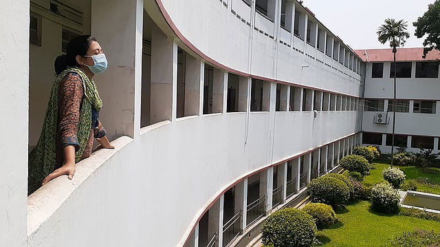 হাসপাতালে লেখকের স্ত্রী।