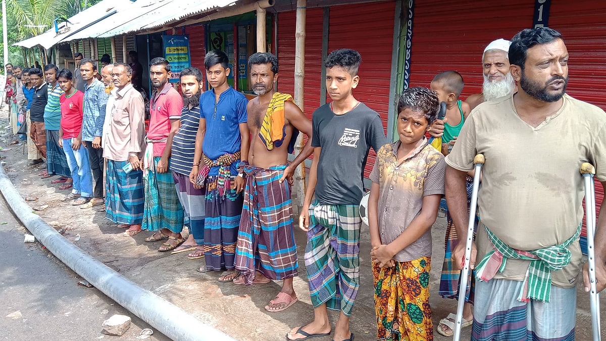 নড়াইলের কালিয়ায় জলকপাট খুলে দেওয়ার প্রতিবাদে কৃষকদের মানববন্ধন। ছবি: প্রথম আলো