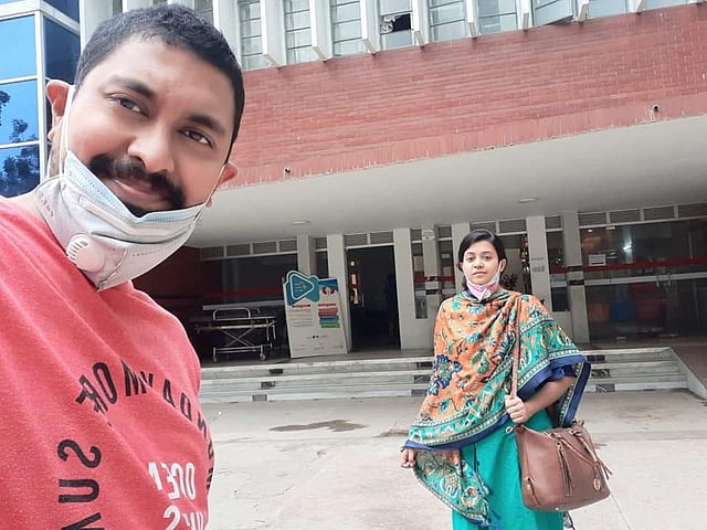 কোভিড চিকিৎসা শেষে সুস্থ হয়েছেন এই দম্পতি।