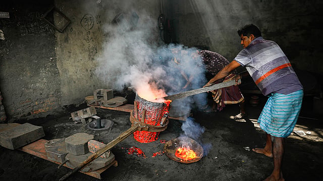 ডকইয়ার্ডে লোহা গলাচ্ছেন কর্মী।