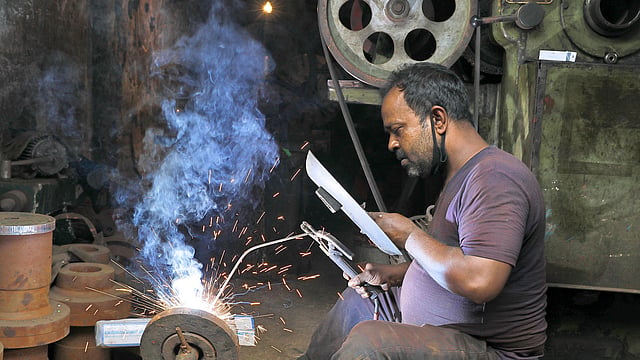 ওয়েল্ডিংয়ের কাজ করছেন এক ব্যক্তি।