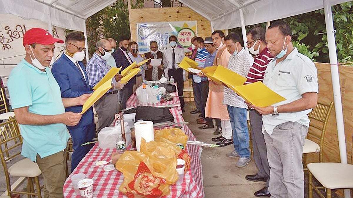 শপথ নিচ্ছেন ইয়েলো সোসাইটির নতুন কমিটির সদস্যরা