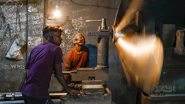 নৌযানের ইঞ্জিনের পাখা মেরামত চলছে।