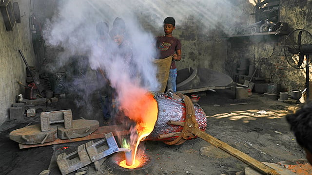 ডকইয়ার্ডে লোহা গলানো হচ্ছে।