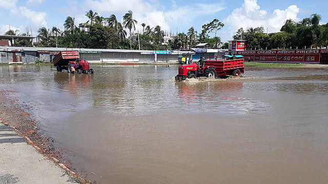 জলমগ্ন হয়ে রয়েছে কুয়াকাটা পৌরসভার রাখাইন মহিলা মার্কেটের সামনের মাঠ। ছবি: সংগৃহীত