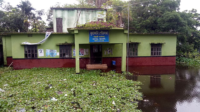 বৃষ্টি হলেই কুয়াকাটা পৌরসভায় এভাবে জলাবদ্ধতার সৃষ্টি হয়। শনিবার পৌরসভার অস্থায়ী কার্যালয়ের সামনে। ছবি: সংগৃহীত