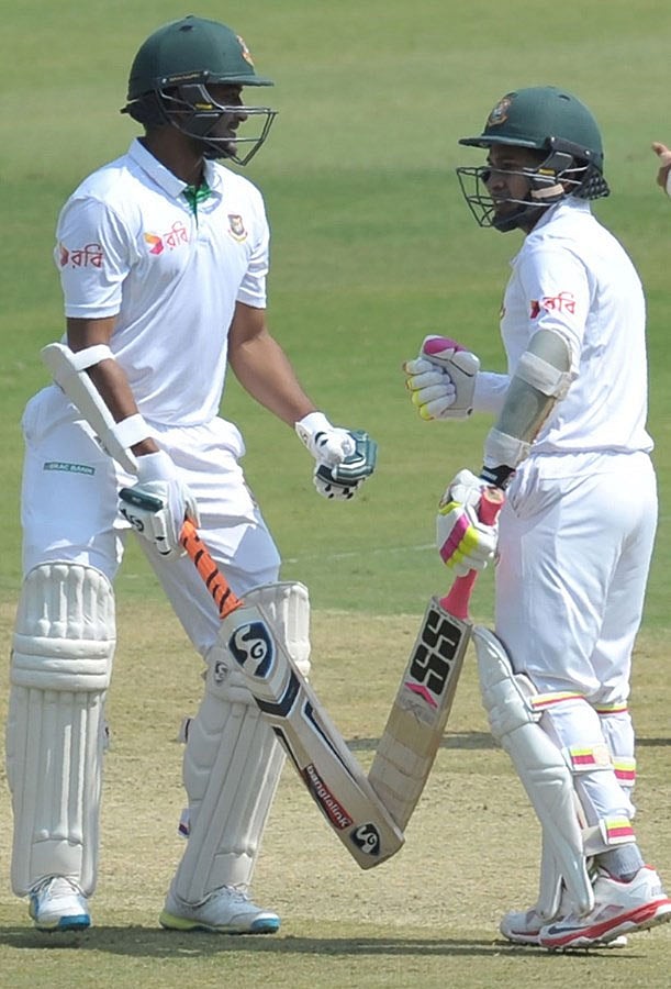 টেস্টে ব্যাট হাতে ভুগছেন তামিম-মুশফিকরা। ছবি: প্রথম আলো