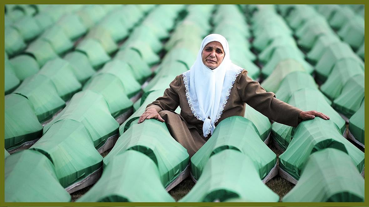 হাতিজা মেহমেদোভিচ এক বসনীয় গণকবরে। ছবি: এএফপি