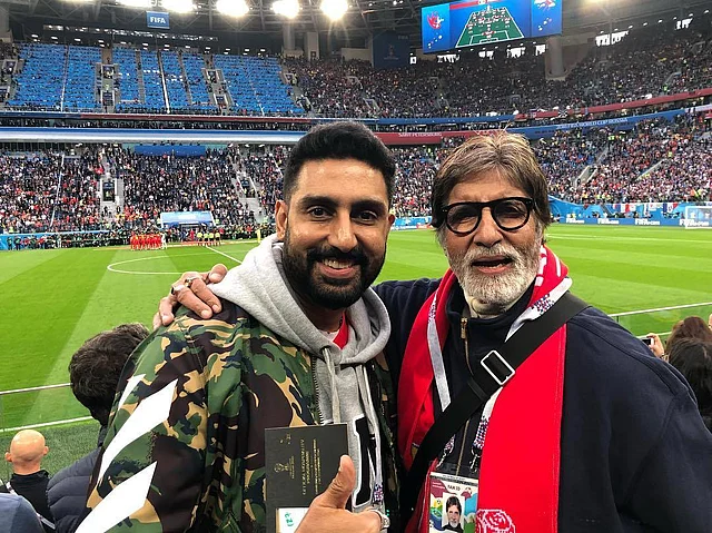 শনিবার রাতে প্রথমে অমিতাভ বচ্চন ও তারপর ছেলে অভিষেক বচ্চনের কোভিড–১৯ পজিটিভ হওয়ার খবর প্রকাশ পায়। ছবি: ফেসবুক থেকে