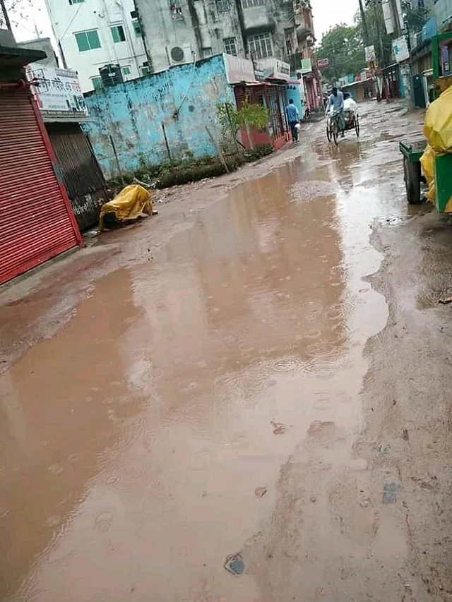 ৬ নম্বর ওয়ার্ডে পানি ও পয়োনিষ্কাশন–ব্যবস্থা খুবই দুর্বল। একটু বৃষ্টি হলেই রাস্তাঘাট পানিতে তলিয়ে যায়। ড্রেন উপচে রাস্তার ওপর দিয়ে পানি যায়। ছবিটি ১১ জুলাই তোলা।