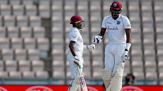 দল জিতিয়ে তবেই  মাঠ ছেড়েছেন উইন্ডিজ অধিনায়ক জেসন হোল্ডার। ছবি: এএফপি