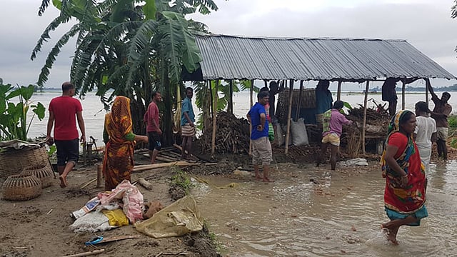 তিস্তা ফুলে উঠে তলিয়ে যাচ্ছে বসতঘর। ভাঙনের মুখে বসতঘর সরিয়ে নিচ্ছেন লোকজন। টেপাখড়িবাড়ি ইউনিয়নের টাপুর চর গ্রামে। ছবি: প্রথম আলো