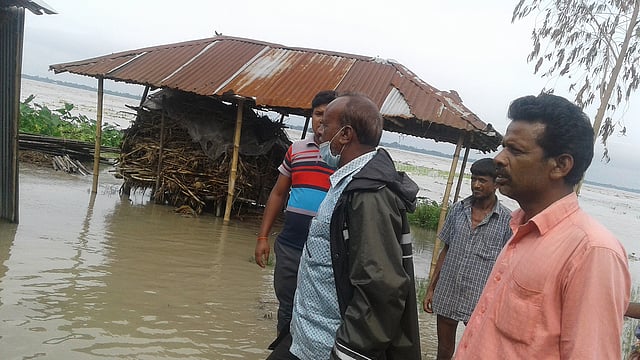 বসতঘর ও আবাদি জমি হারিয়ে দিশেহারা অনেকেই। ঝুনাগাছ চাঁপানী ইউনিয়নের পূর্ব ছাতুনামা গ্রামে। ছবি: প্রথম আলো