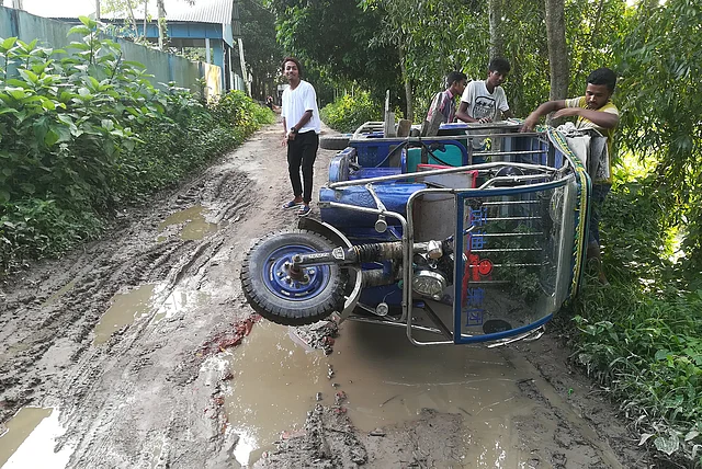 ঢাকার নবাবগঞ্জ উপজেলার বারুয়াখালী ইউনিয়নের ভাঙ্গাপাড়া গ্রামে এভাবেই ইজিবাইক উল্টে পড়ে থাকতে দেখা যায়। ছবিটি ১৩ জুলাই সোমবার বিকেল পাঁচটায় ভাঙ্গাপাড়া গ্রাম থেকে তোলা। ছবিটি: লেখক