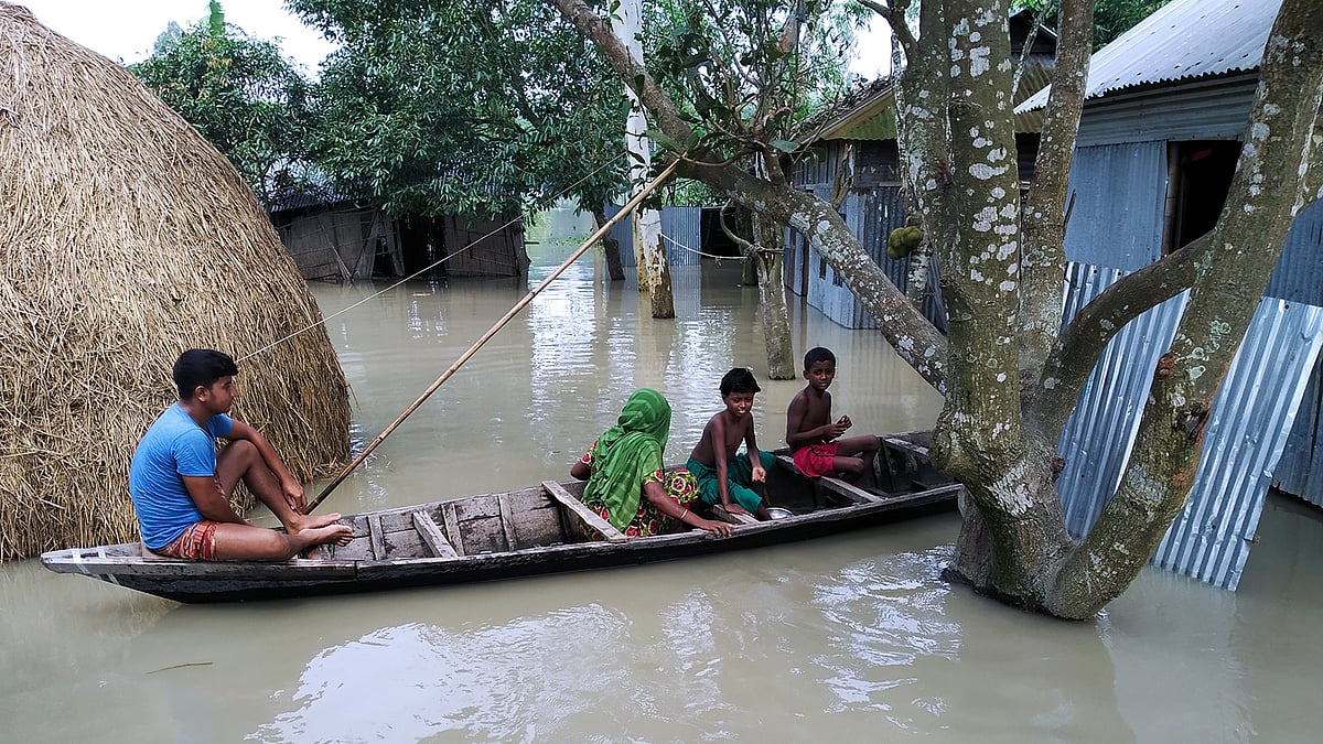 ইসলামপুর উপজেলার পূর্ব বাবনা গ্রামের সব কিছু তলিয়ে গেছে বন্যার পানিতে। ছবিটি আজ মঙ্গলবার সকালে তোলা। ছবি: আব্দুল আজিজ