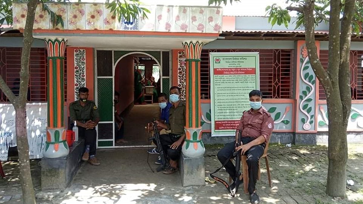 কোনো ভোটার নেই। অলস সময় কাটাচ্ছেন আইনশৃঙ্খলা রক্ষাকারী বাহিনীর সদস্যরা। বেলা ১১টায় সারিয়াকান্দির যমুনা কিন্ডার গার্টেন স্কুল কেন্দ্রে। ছবি: প্রথম আলো
