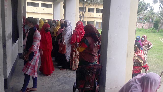 কেশবপুর বালিকা বিদ্যালয় কেন্দ্র। এখানেও নারী ভোটারদের দীর্ঘ লাইন। ছবি: প্রথম আলো