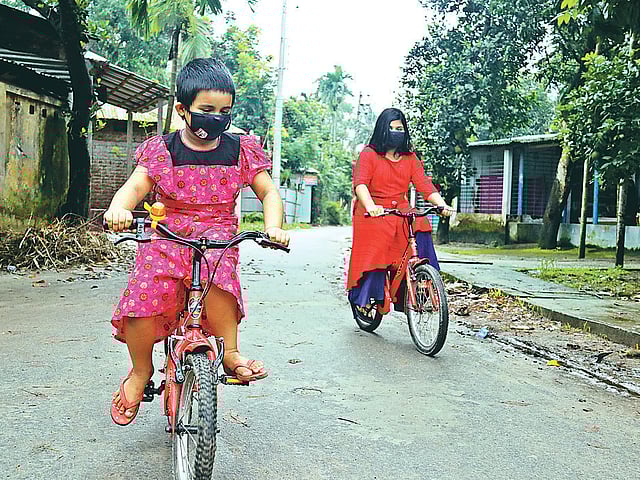 কতই আর ঘরে থাকা যায়। তাই এখন স্বাস্থ্যবিধি মেনে বাইরে বের হচ্ছে শিশুরা। বাড়ির সামনে সাইকেলে একটু বেড়ানোই ওদের আনন্দ। গত শনিবার বিকেলে রংপুর নগরের উত্তম বানিয়া পাড়ায়। মঈনুল ইসলাম