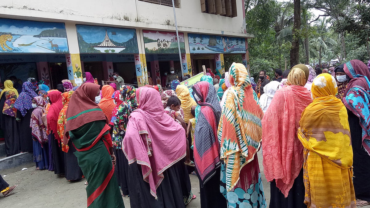 সকাল থেকেই নারী ভোটারদের দীর্ঘ লাইন। চাঁদড়া সরকারি প্রাথমিক বিদ্যালয় কেন্দ্রে। ছবি: প্রথম আলো