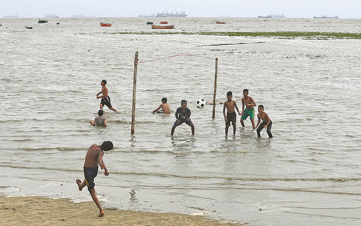 ফুটবল নিয়ে বঙ্গোপসাগরের পানিতে গোলপোস্ট বানিয়ে খেলতে নেমে গেছে দুরন্ত কিশোরেরা। যদিও ঝুঁকি রয়ে যাচ্ছে করোনা ভাইরাস সংক্রমণের। তবুও দুরন্তপনা কি আর এসব মানে। গত শুক্রবার বেলা তিনটায় চট্টগ্রাম নগরের হালিশহর উপকূলীয় এলাকায়।  ছবি: জুয়েল শীল