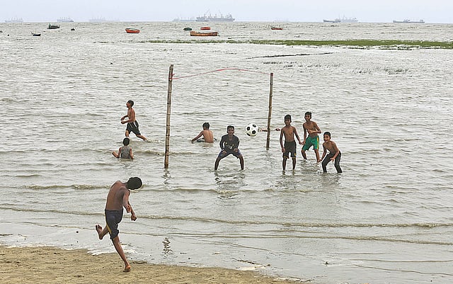 ফুটবল নিয়ে বঙ্গোপসাগরের পানিতে গোলপোস্ট বানিয়ে খেলতে নেমে গেছে দুরন্ত কিশোরেরা। যদিও ঝুঁকি রয়ে যাচ্ছে করোনা ভাইরাস সংক্রমণের। তবুও দুরন্তপনা কি আর এসব মানে। গত শুক্রবার বেলা তিনটায় চট্টগ্রাম নগরের হালিশহর উপকূলীয় এলাকায়।  ছবি: জুয়েল শীল